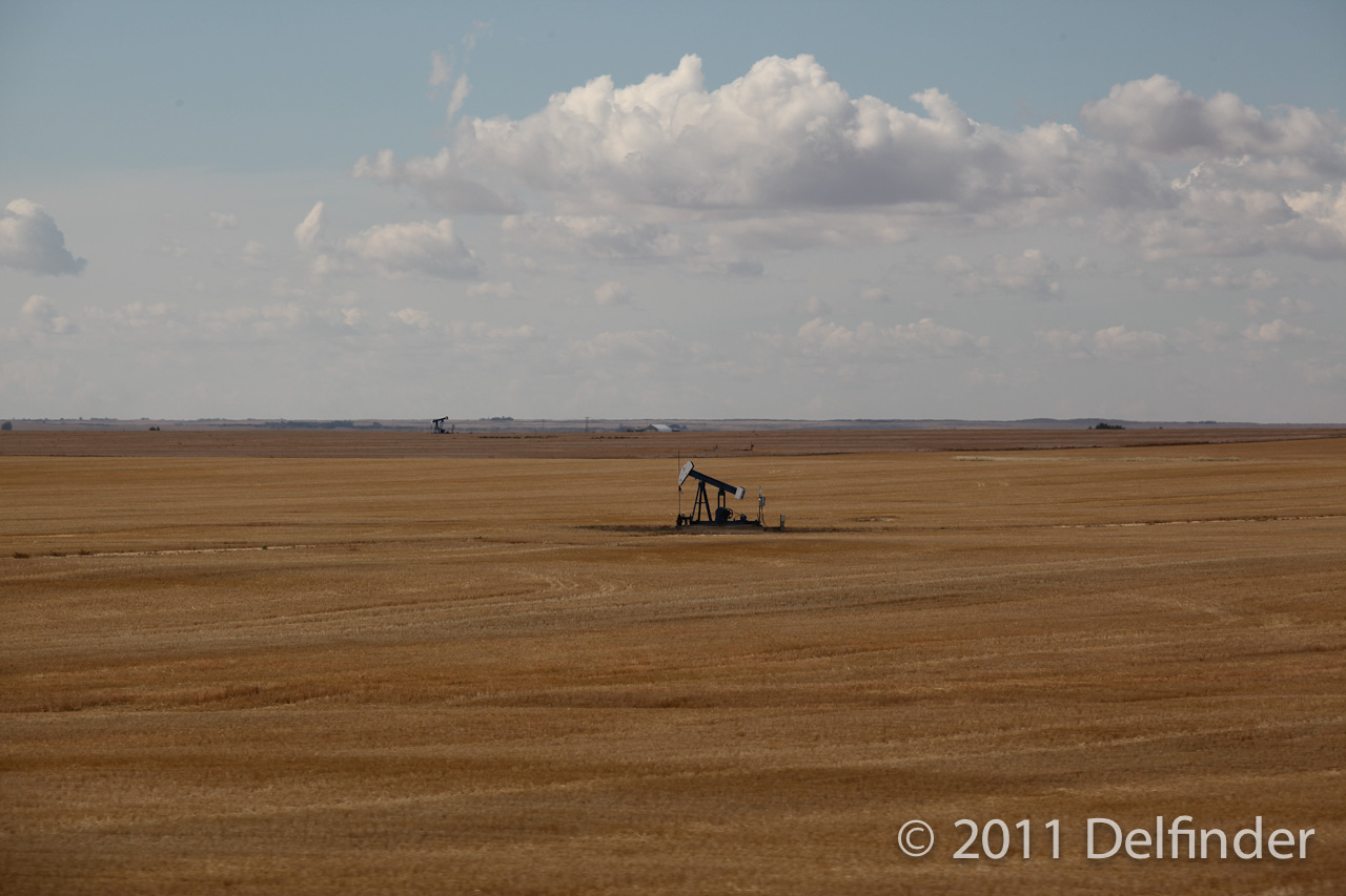 Ölpumpe auf einem Getreidefeld in Saskatchewan