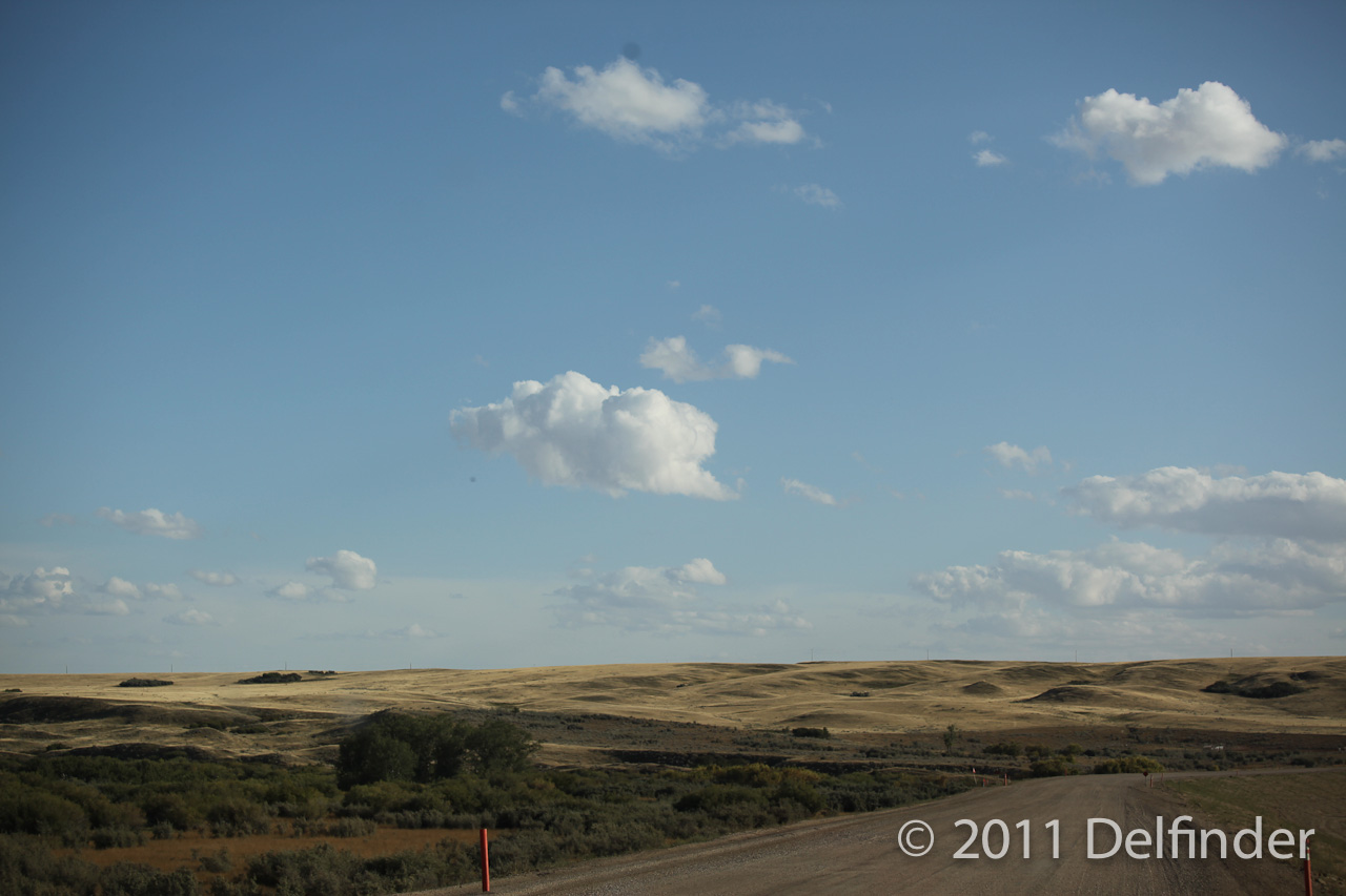 Hügelige Prärie unter dem Himmel Saskatchewans