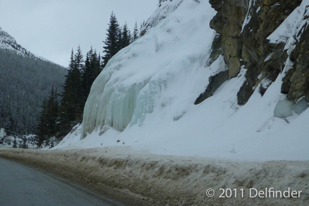 Vereister Wasserfall am Rand des Highway 1