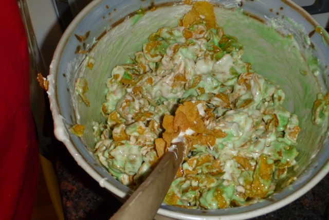 Cornflakes gemischt mit geschmolzenen Marshallows in einer Schüssel